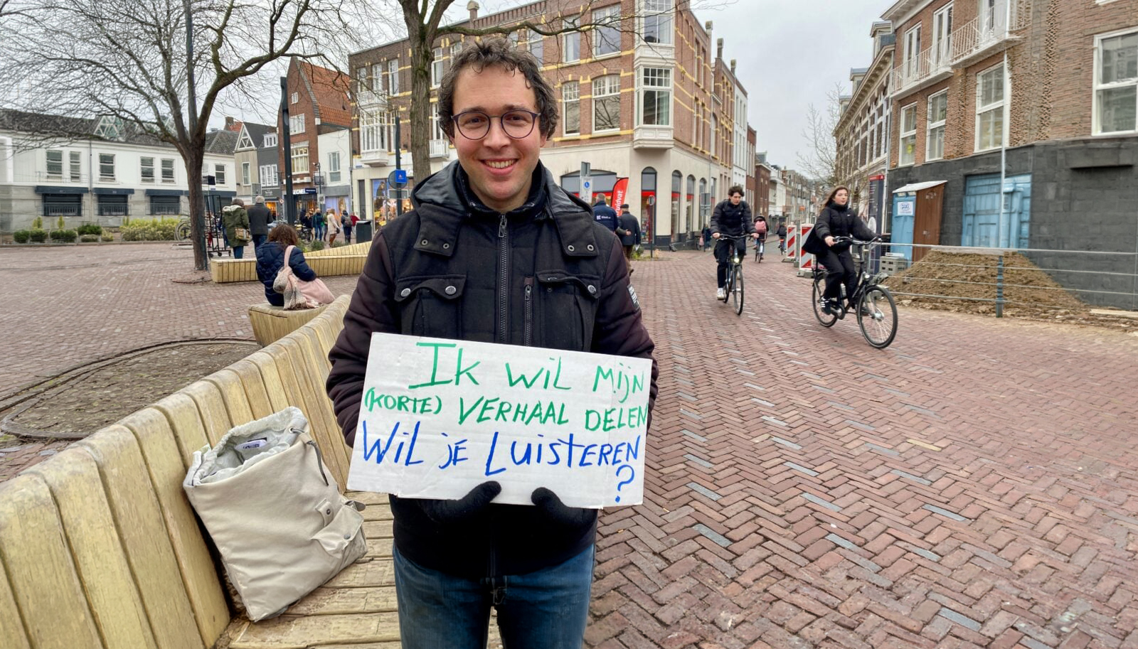 Theo op straat met een kartonnetje in zijn handen