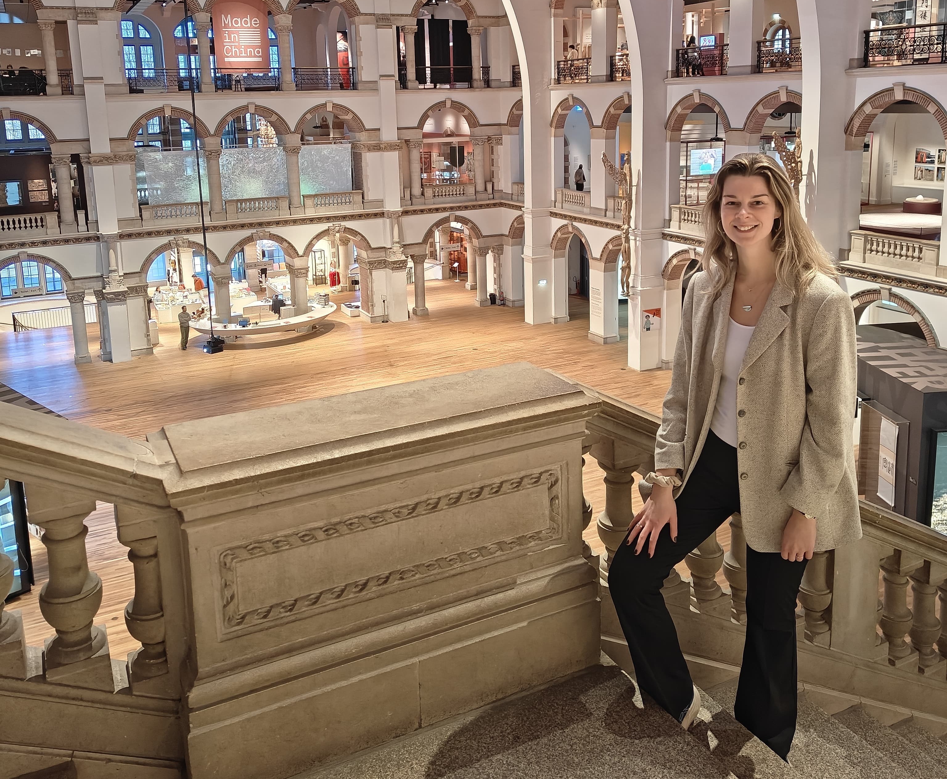 Martine tijdens een bezoek aan het Wereldmuseum te Amsterdam