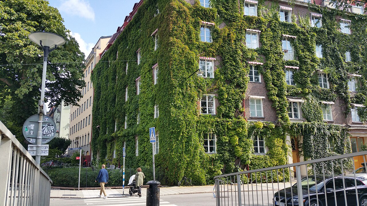 Gebouw met begroeide, groene gevel in Stockholm